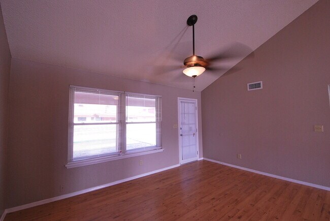 Building Photo - Single Family Home