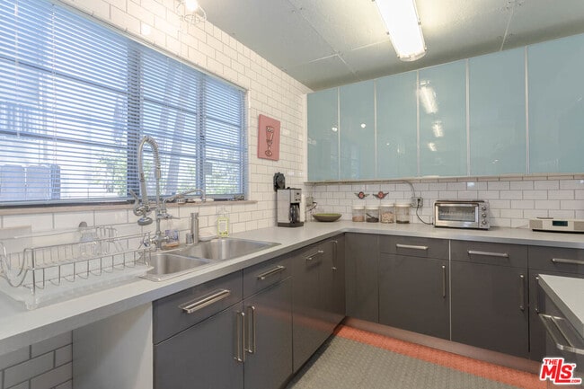 Building Photo - 10959 Strathmore Dr