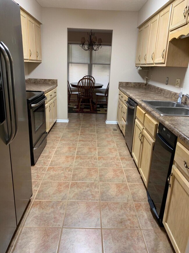 Building Photo - 3499 Lakeside Ct