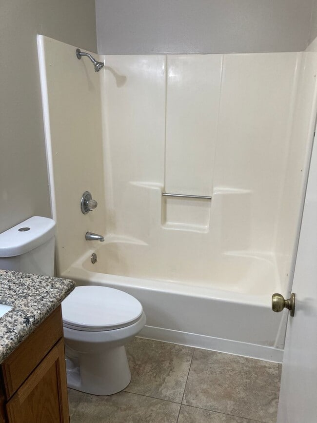 Building Photo - 3 bedroom condo in Village of Oak Creek