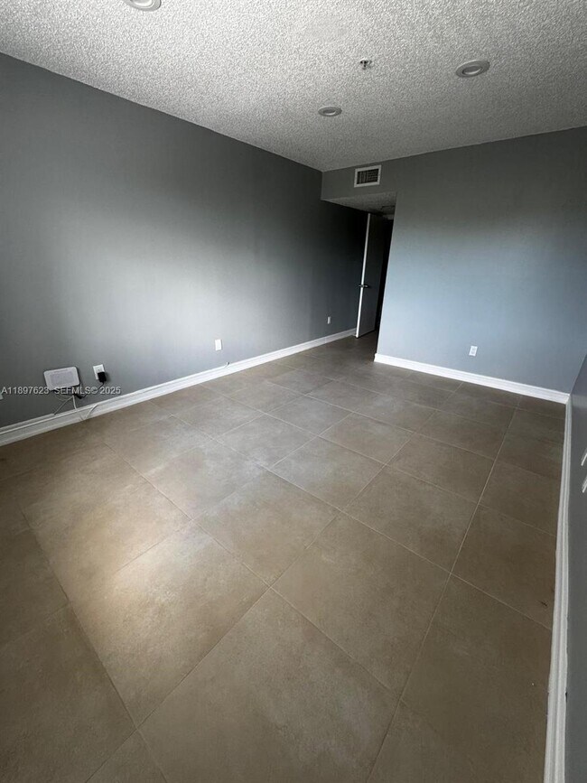 Building Photo - 450 S Park Rd