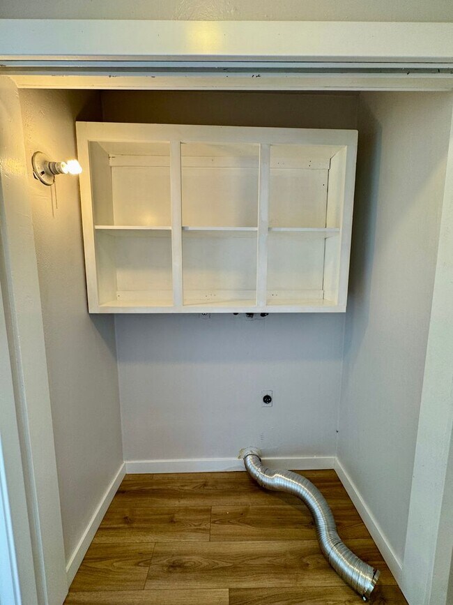 Building Photo - Adorable Newley Remodeled Home Available Now in Sacramento!