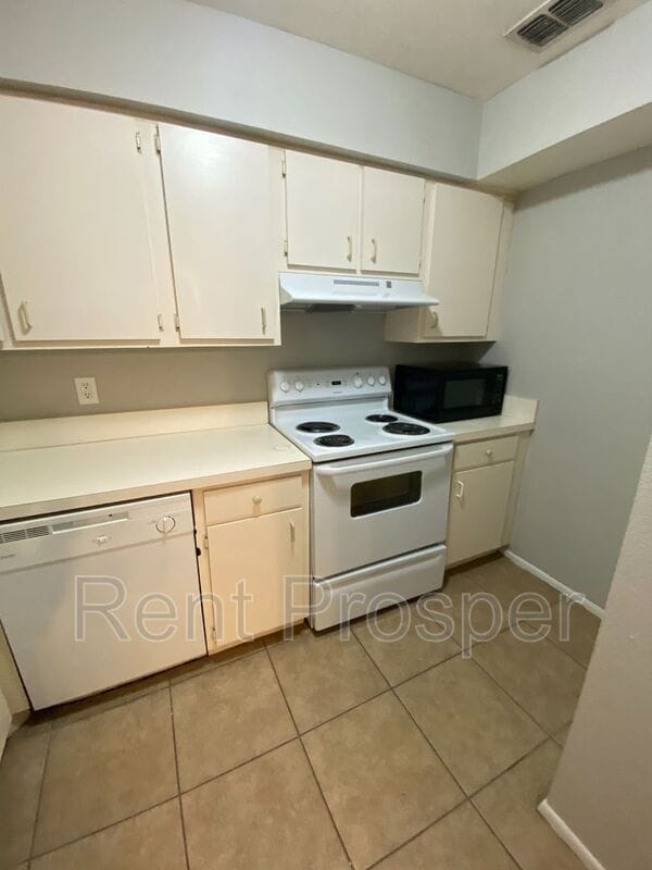 Building Photo - 304 Cherokee Ct