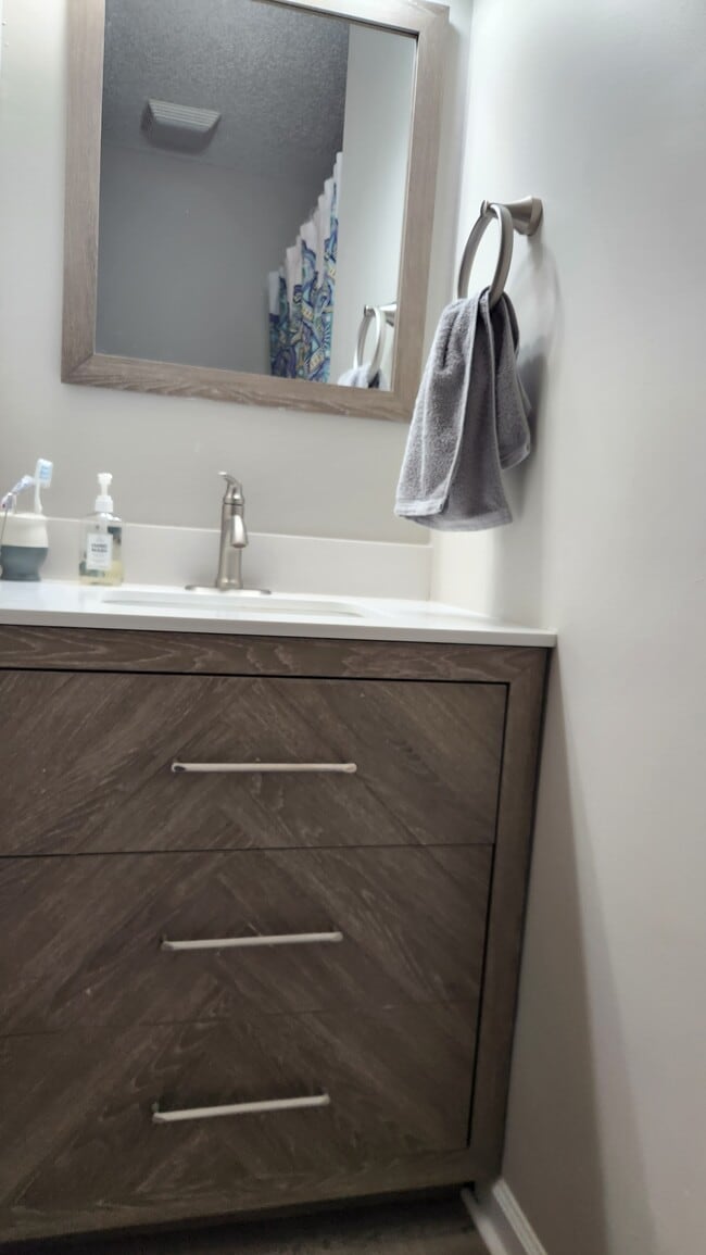 Building Photo - 614 3rd Ave S