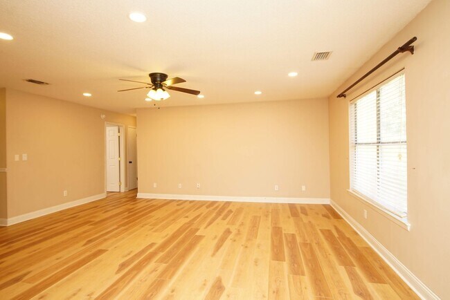 Building Photo - Central Niceville Location