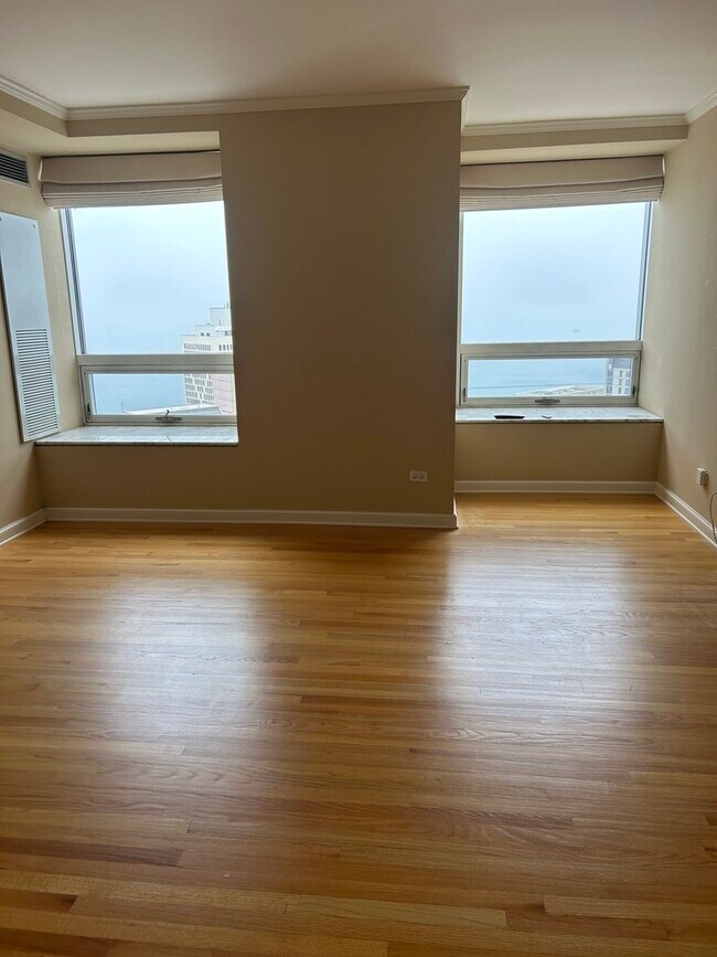Building Photo - 512 N McClurg Ct