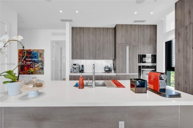 Building Photo - 3156 SW 27th Ave