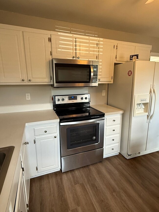 Building Photo - Beautifully updated 3-bedroom townhome in the heart of South Charlotte.