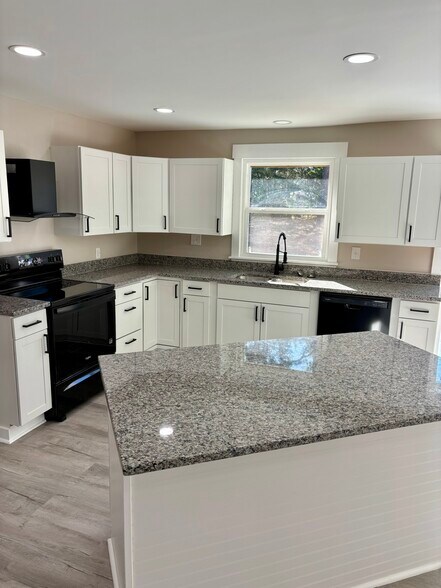 Building Photo - 1136 Chadford Rd