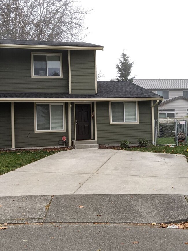 Building Photo - 1722 C Pl SE