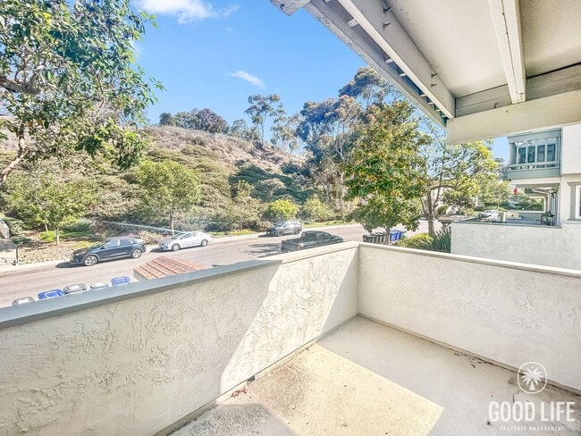 Building Photo - Stunning 2BD/2.5BA W/ In-Unit Laundry and ...