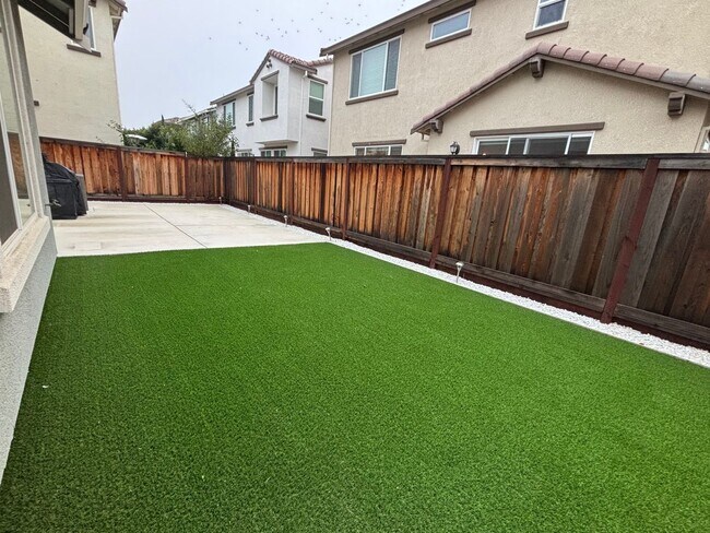 Building Photo - Gorgeous New home with 4 bed/2.5 bath in Brentwood