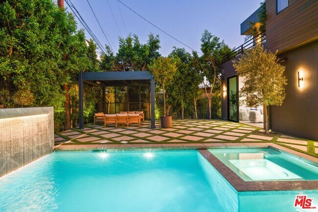 Building Photo - 1130 N Poinsettia Pl