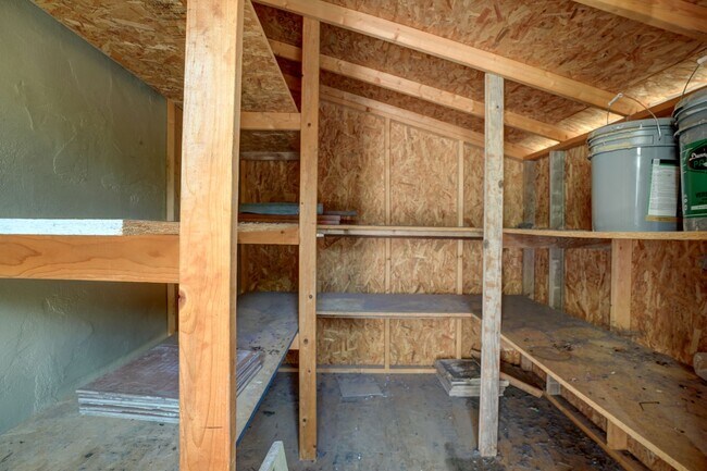 Building Photo - 2 Bedroom plus Office in Main House & Stud...