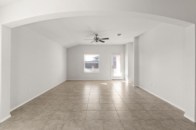 Building Photo - Beautiful 4bed/2 bath