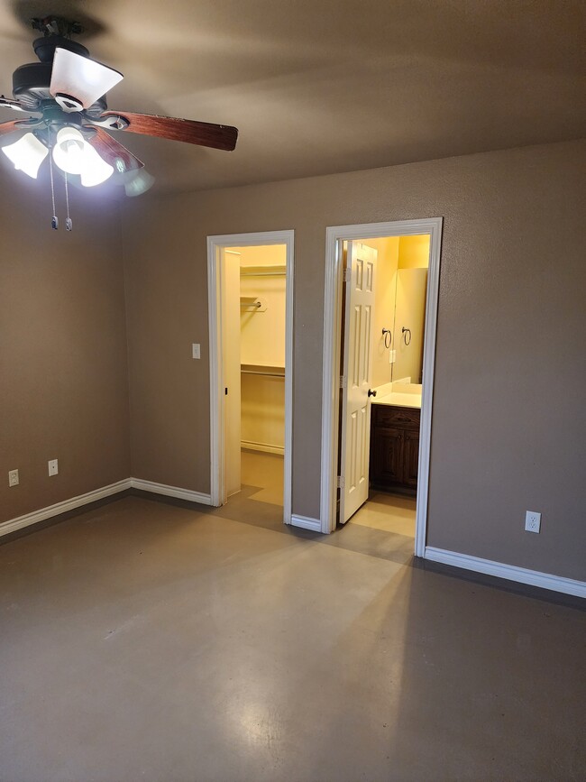 Building Photo - 13380 Country Meadow Ln