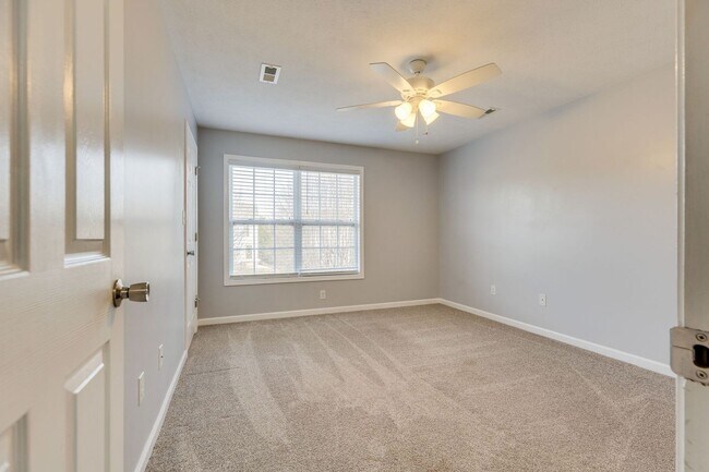 Building Photo - Now Available | 2 Bedroom 2.5 Bath | Bristol, TN