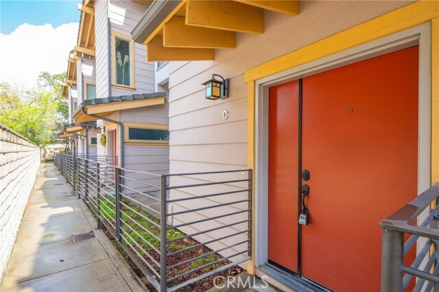 Building Photo - 825 W Duarte Rd