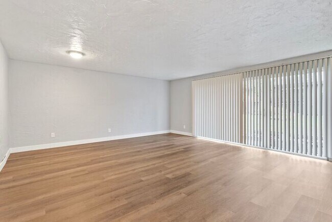 Building Photo - MOVE IN SPECIAL 1ST MONTH RENT FREE!! 2 bedroom unit!!