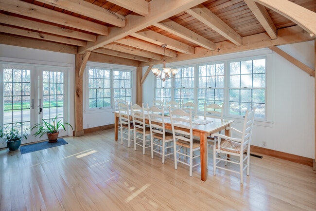 Building Photo - 221 Merchants Path