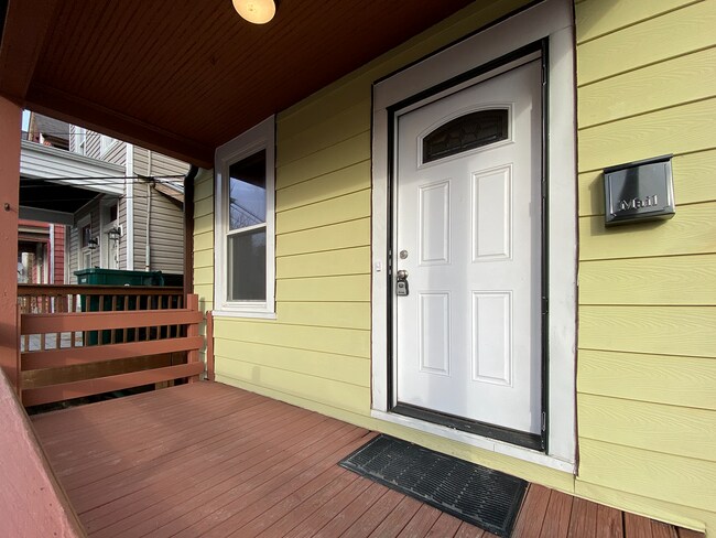 Large covered porch - 2354 Victor St