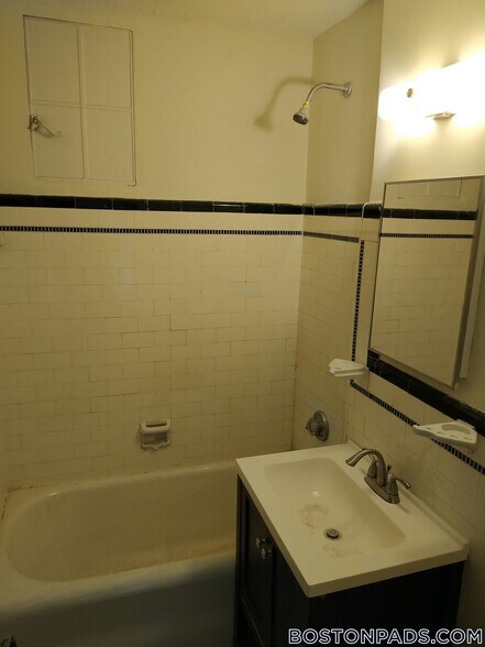 Building Photo - 349 Pleasant St