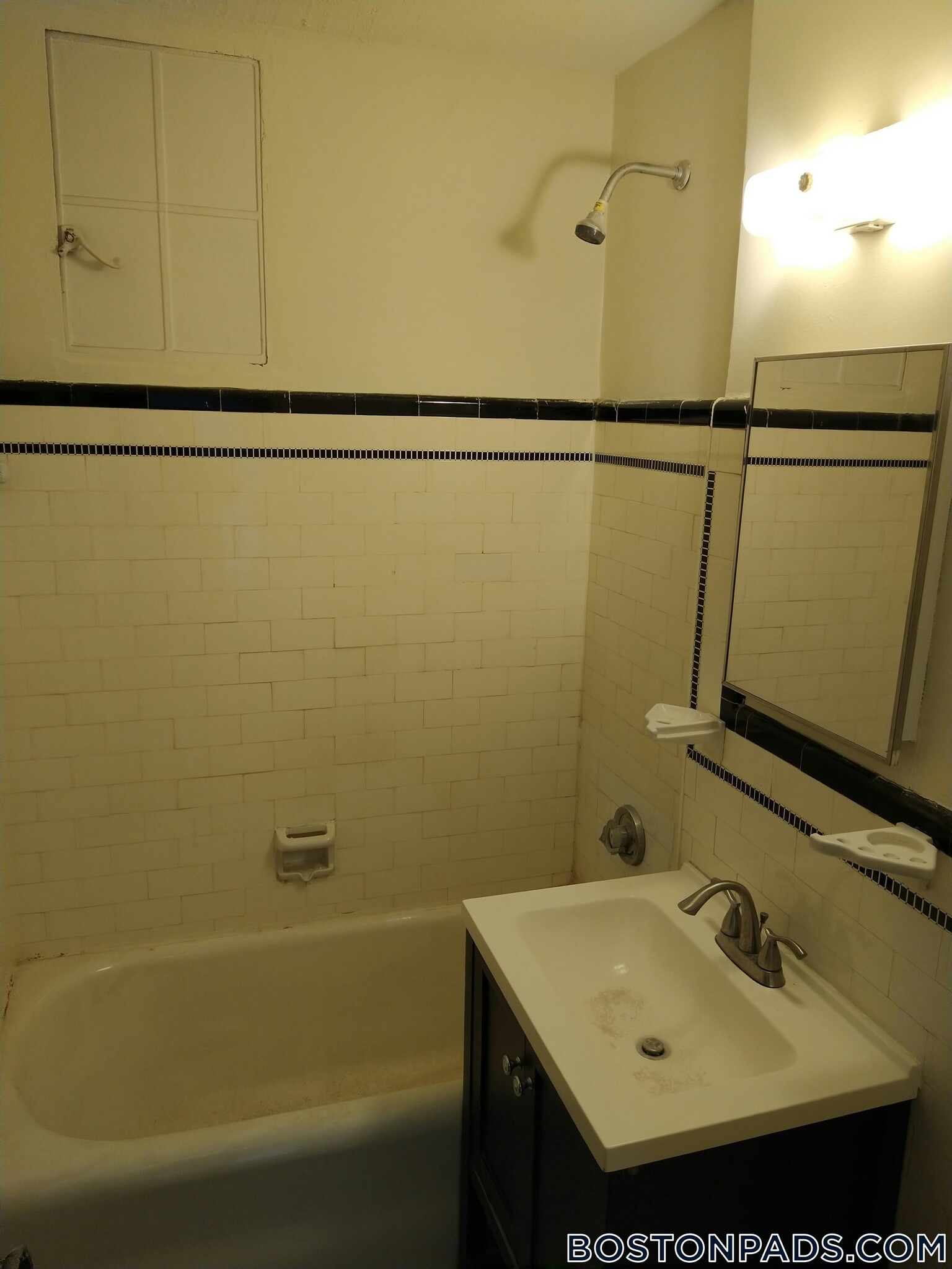 Building Photo - 349 Pleasant St