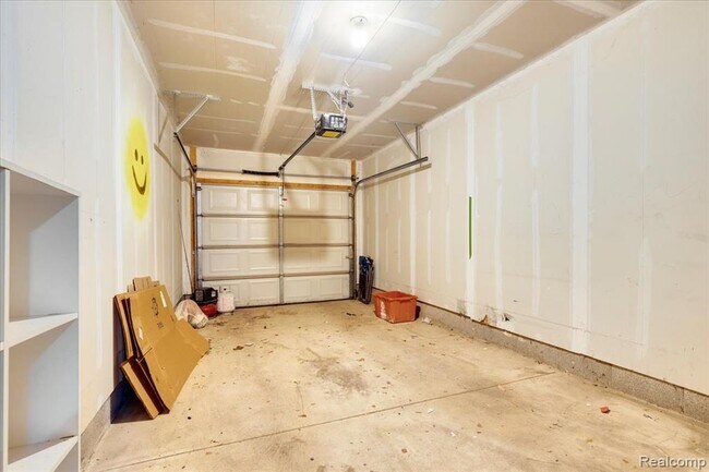 Building Photo - 1048 Lakepointe St