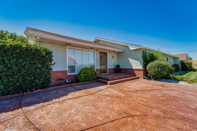 Building Photo - Beautiful 3 Bed / 2 Bath  on 1.8 Acres Ple...