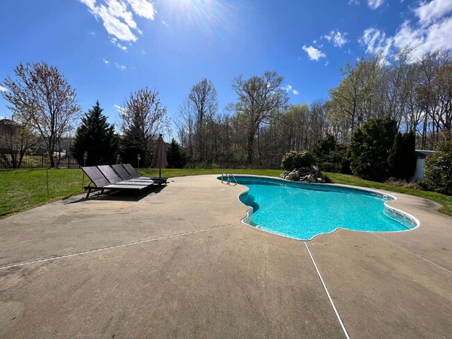 Building Photo - Spacious 4 bedroom home with POOL in sought after neighborhood and schools.