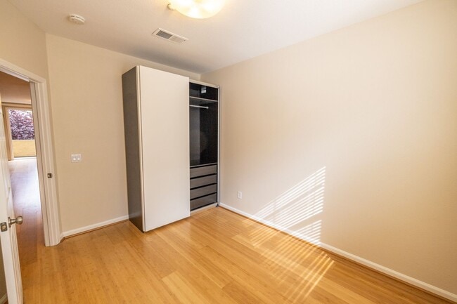 Building Photo - Beautiful 3 bedroom townhouse that is conveniently located