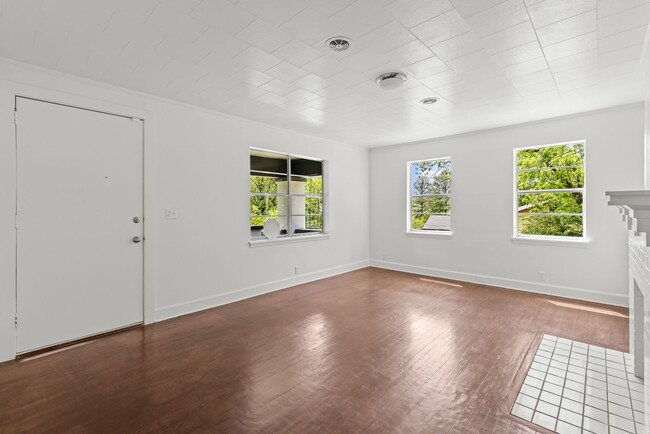 Building Photo - Beautifully Renovated 4 Bedroom 2 Bath Hom...
