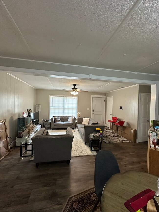 Building Photo - 4 Bedroom, 2 bathroom home near Caterpillar