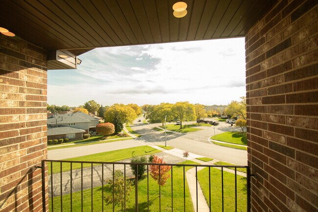 Building Photo - 14949 Lake View Dr