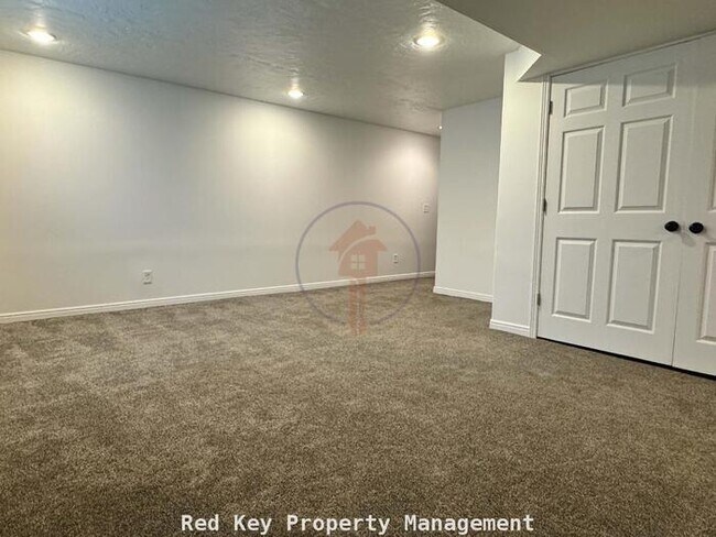 Building Photo - 770 N Single Family Home