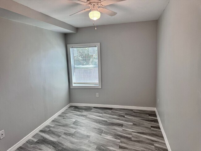 Building Photo - Large, 4 bedroom/1 bath home Located in be...
