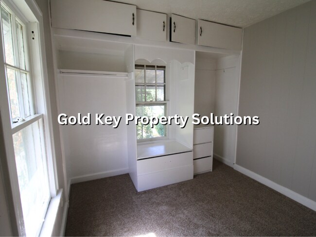 Building Photo - 2 BR 1 BA House with All New Carpet and Pa...