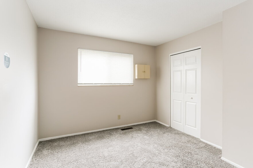 Building Photo - 2400 Lisbon Dr