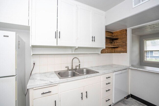 Building Photo - Comfortable 2-Bedroom Home on Large Fenced Corner Lot