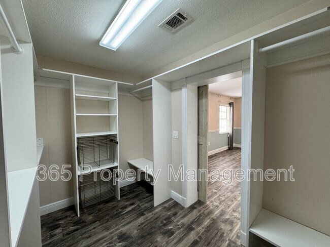 Building Photo - 6153 Mountain Way Ave