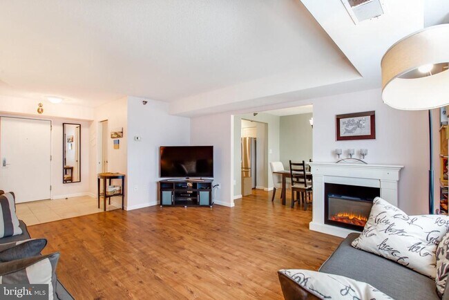 Building Photo - 1808 Old Meadow Rd