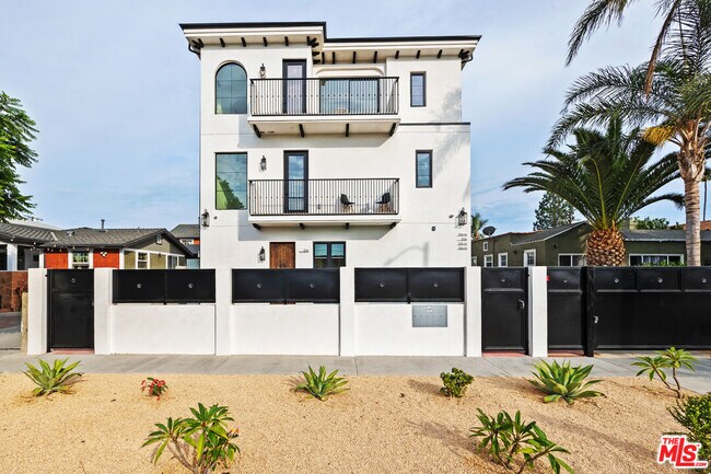 Building Photo - 2326 S Dunsmuir Ave