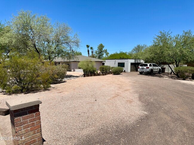 Building Photo - 5634 E Wilshire Dr