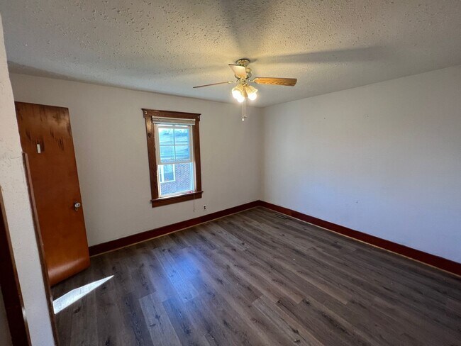 Building Photo - House in Dixon, MO!