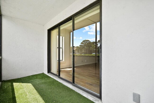 Building Photo - 1605 SW Silver Pine Way
