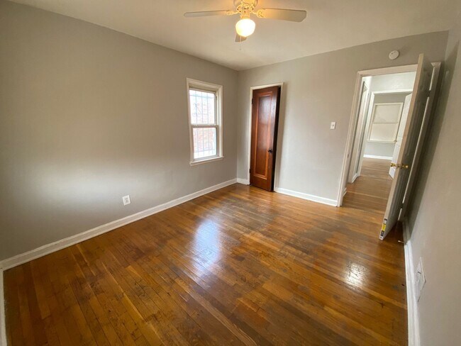 Building Photo - Private Charming Home