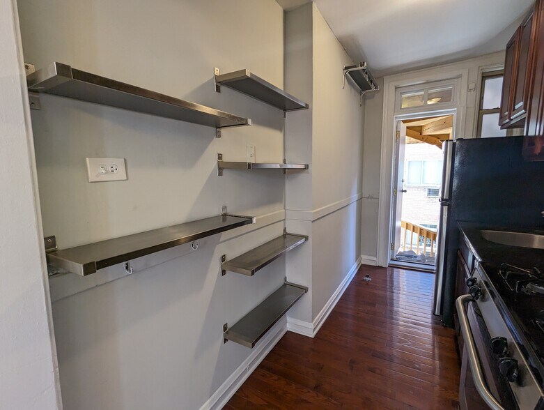 Building Photo - 546 W Surf St