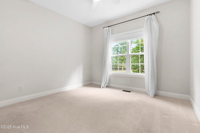 Building Photo - 585 Herons Brook Dr