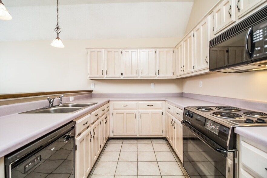 Building Photo - 9441 Club Walk Ct
