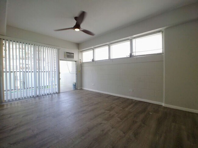 Building Photo - For Rent | Full Sized Studio, 1 Bathroom with City Views